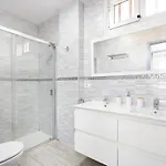 Bright & Elegant Duplex With Terrace And Pool, Just Steps From Puerto Colon Адехе
