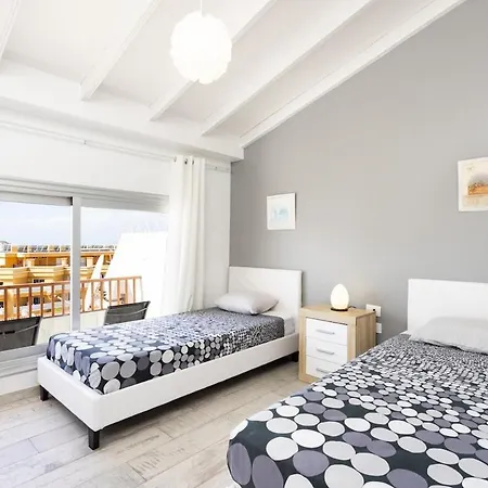Bright & Elegant Duplex With Terrace And Pool, Just Steps From Puerto Colon 아파트 아데제