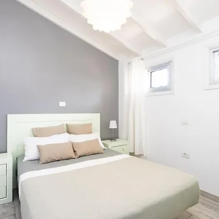 Apartamento Bright & Elegant Duplex With Terrace And Pool, Just Steps From Puerto Colon