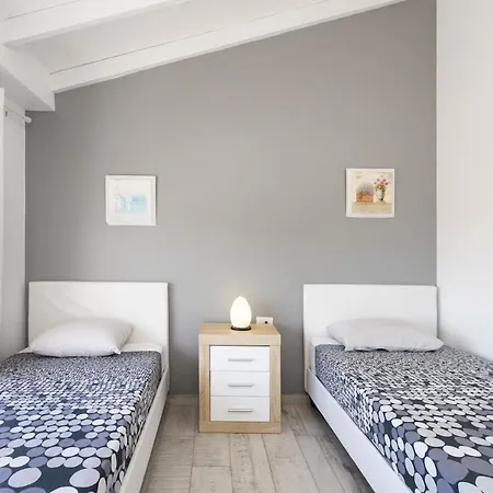 Апартаменти Bright & Elegant Duplex With Terrace And Pool, Just Steps From Puerto Colon Адехе