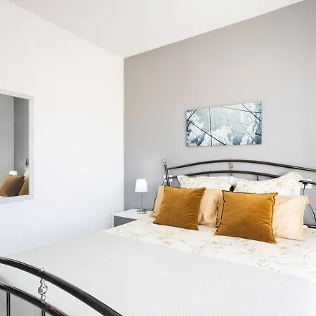 Apartamento Bright & Elegant Duplex With Terrace And Pool, Just Steps From Puerto Colon *