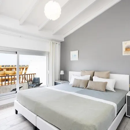 Bright & Elegant Duplex With Terrace And Pool, Just Steps From Puerto Colon Apartamento