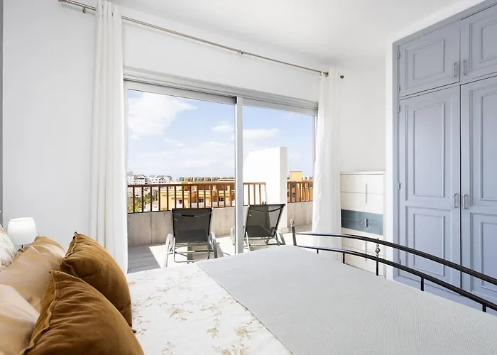 Bright & Elegant Duplex With Terrace And Pool, Just Steps From Puerto Colon 아파트