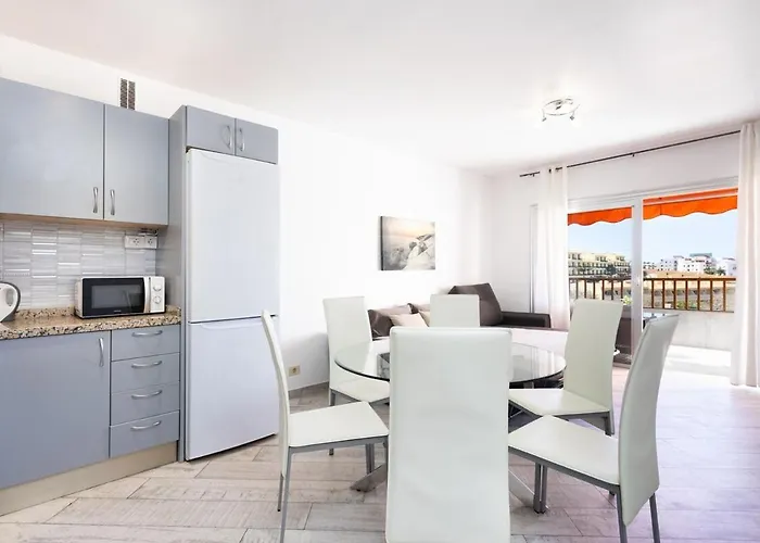 Bright & Elegant Duplex With Terrace And Pool, Just Steps From Puerto Colon 아파트 *