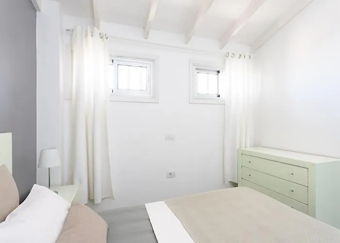 Bright & Elegant Duplex With Terrace And Pool, Just Steps From Puerto Colon 아데제