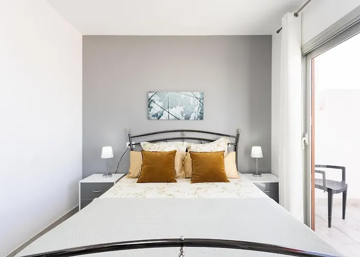 Bright & Elegant Duplex With Terrace And Pool, Just Steps From Puerto Colon