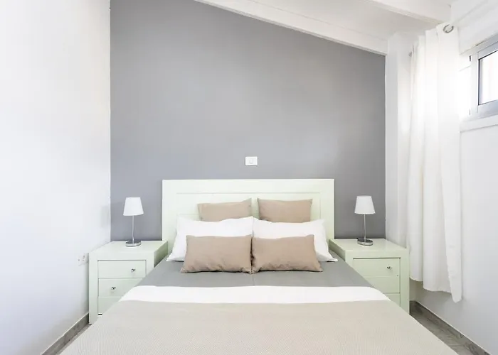 Bright & Elegant Duplex With Terrace And Pool, Just Steps From Puerto Colon 아데제