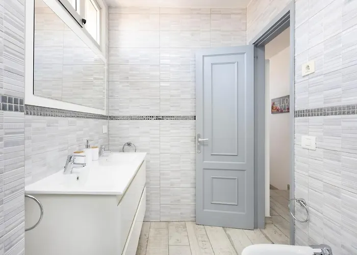 아파트 Bright & Elegant Duplex With Terrace And Pool, Just Steps From Puerto Colon 아데제